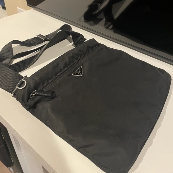 Prada Nylon Bag black mint condition *PLEASE SEND ME AN EMAIL* - Picture 1 of 6